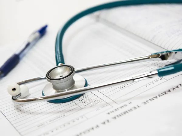 Acotan las prescripciones a medicos de cartilla