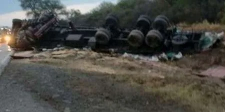 63880-impresionante-vuelco-de-un-camion-en-metan