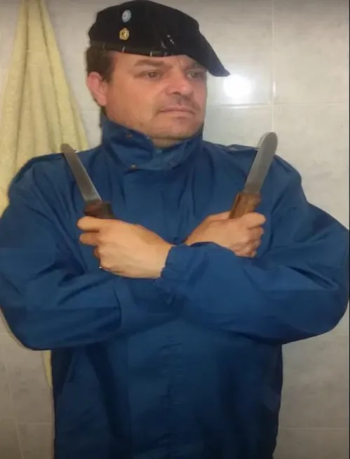 Torrico vestido de policia