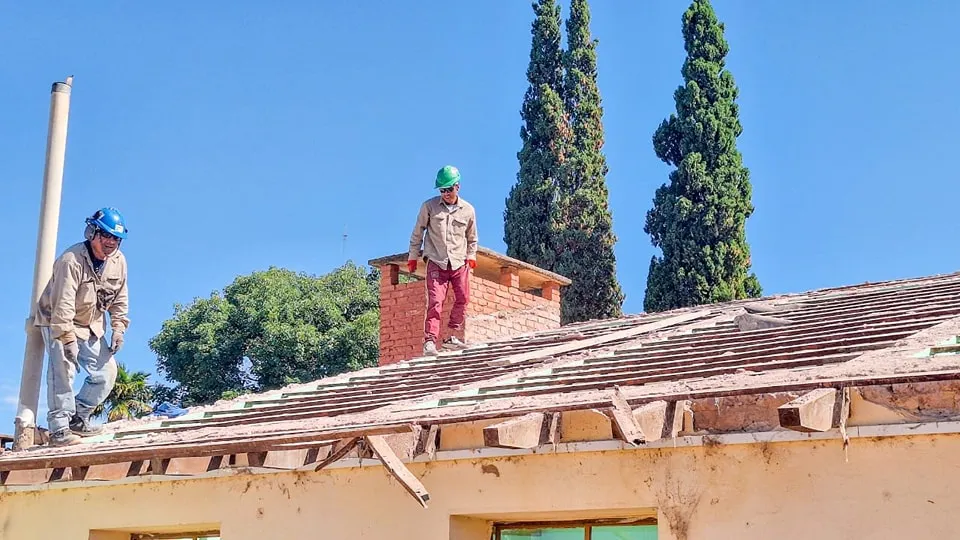 Refacciones en los techos de escuela