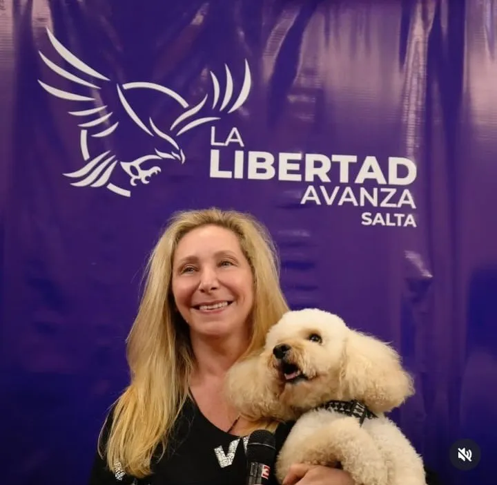 Karina Milei con el perro Coco, de Maria Emilia Orozco