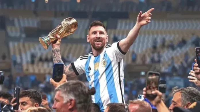 Lionel Messi junto a la Copa del Mundo de 2022.