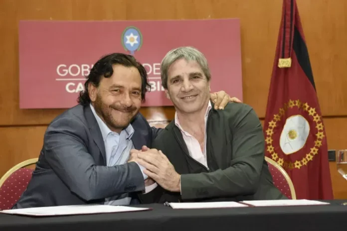 Gustavo Sáenz junto a Luis Caputo, ministro de Economía de la Nación.