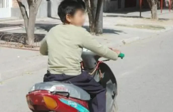 Un menor de edad maneja una moto.