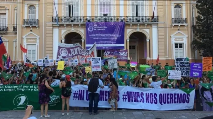 Integrantes de un colectivo feminista durante una manifestación en la Legislatura de Salta.