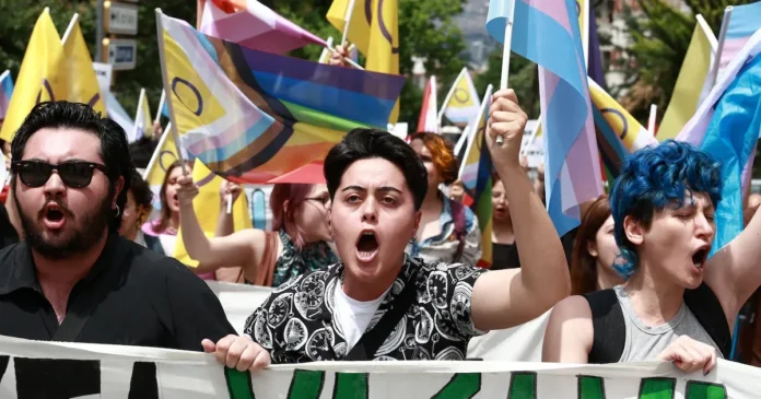 Movilización de la comunidad LGBTQ+ durante la jornada del Orgullo.