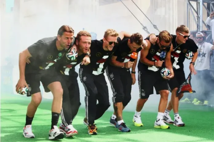 Jugadores de la selección de Alemania durante un festejo con una burla hacia los gauchos.