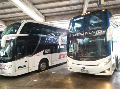 Unidades de transporte de pasajeros para recorridos de larga distancia.