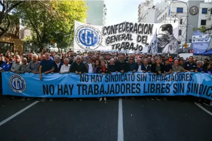 Manifestantes vinculados a la CGT durante una protesta.