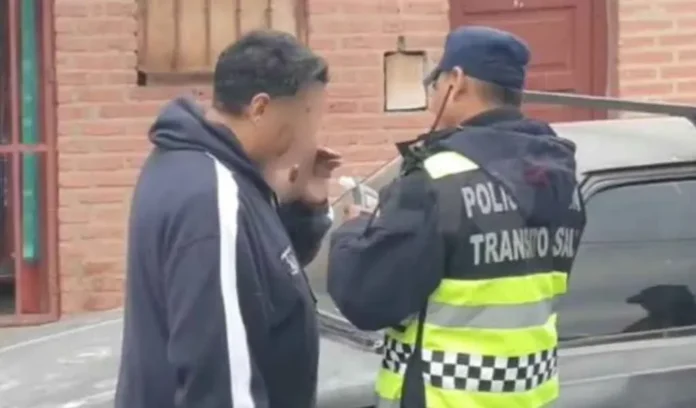 Un conductor con alcohol en sangre casi provoca un siniestro vial en Villa Chartas.