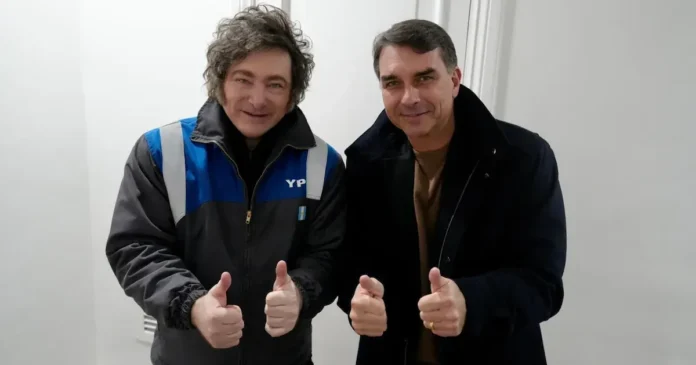 Flavio Bolsonaro junto a Javier Milei.