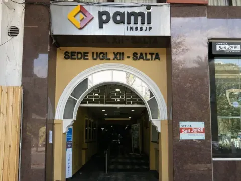 Fachada de la sede del PAMI en Salta.