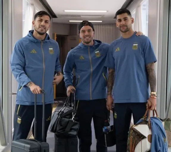 Leandro Paredes, Cuti Romero y Giovani Lo Celso durante la concentración de la selección.
