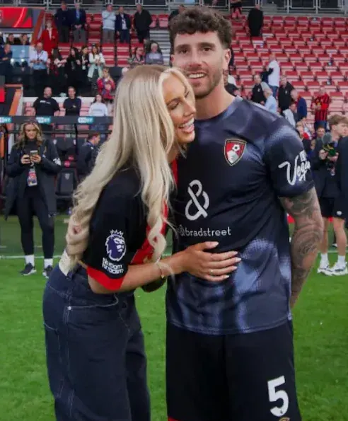 Marcos Senesi junto a su novia, Kelci-Rose Bowers.