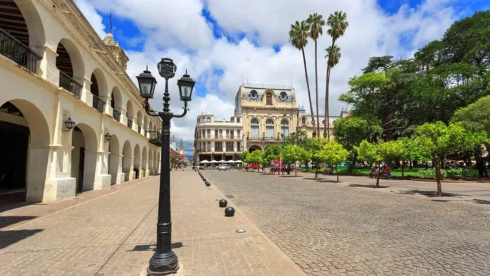 Vista de la plaza 9 de Julio en la ciudad de Salta.