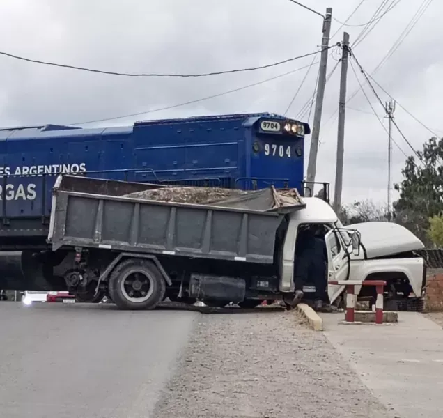 Un tren de carga chocó contra un camión en el acceso a Atocha.