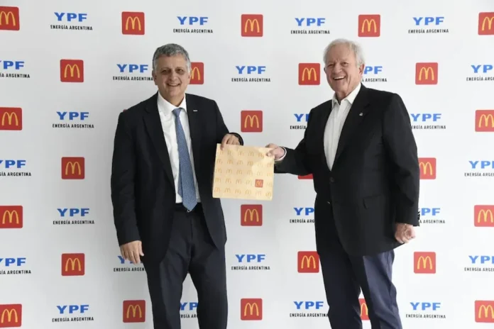Woods Staton, fundador de la franquicia, junto a Horacio Marín, presidente y CEO de YPF.