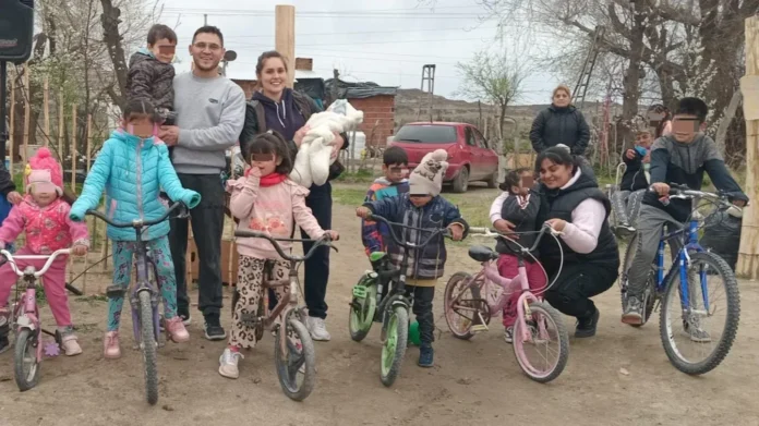 Diego Paulete y personas cercanas recuperan bicicletas descartadas, las restauran y luego las entregan como regalo.