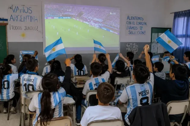 Alumnos siguen el partido de la Selección Argentina dentro de la escuela.