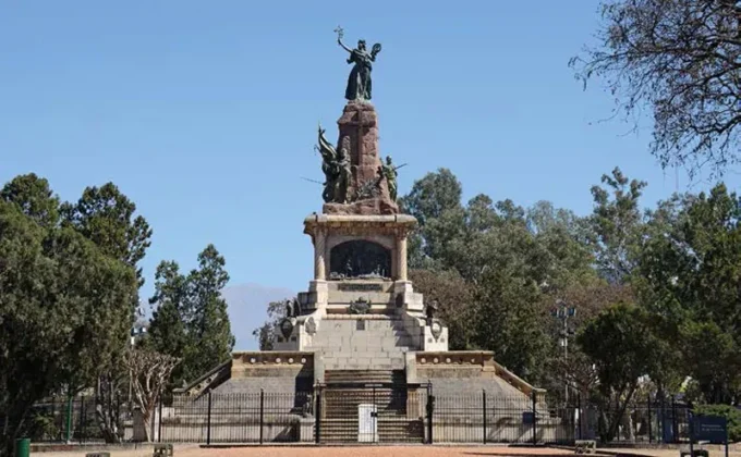 Vista del Monumento 20 de Febrero.