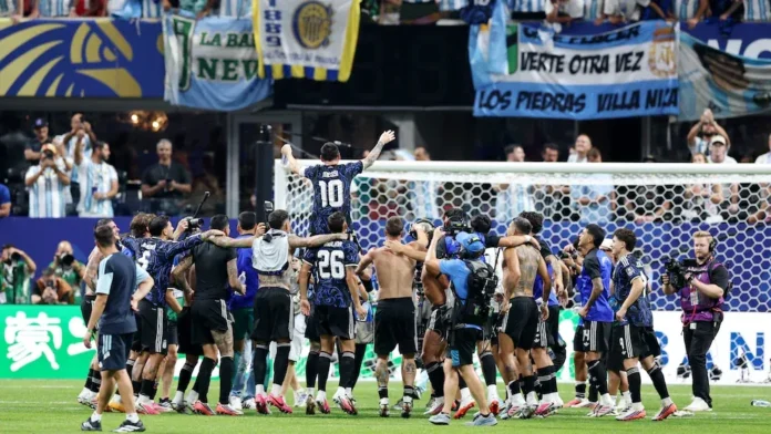 Los jugadores de la Selección Argentina festejan el pase a la final del Mundial.