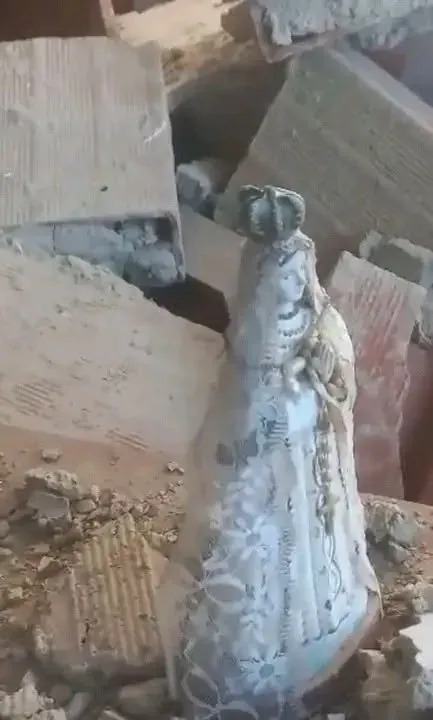 Estatua de la Virgen del Valle hallada entre los restos del derrumbe.