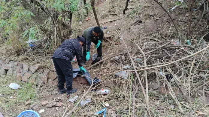 Tareas de recolección de residuos en el cerro San Bernardo.