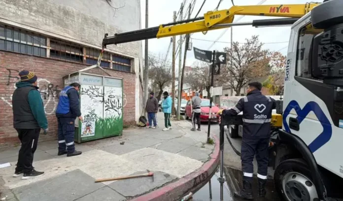 Personal municipal retiró una estructura colocada sin autorización.