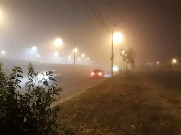 La niebla en Salta dificultó la circulación vehicular en la Circunvalación Oeste.