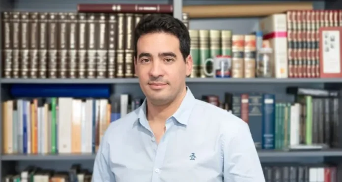 Adrián Ravier durante su función como vocero presidencial.