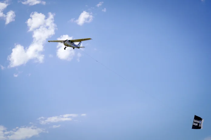 Aeronave usada para publicidad aérea.