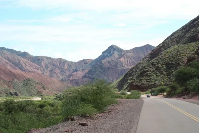 Una carretera ubicada en la provincia de Salta.
