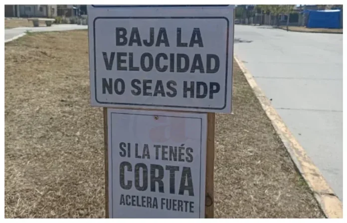 Cartelería instalada por vecinos en el barrio El Huaico.