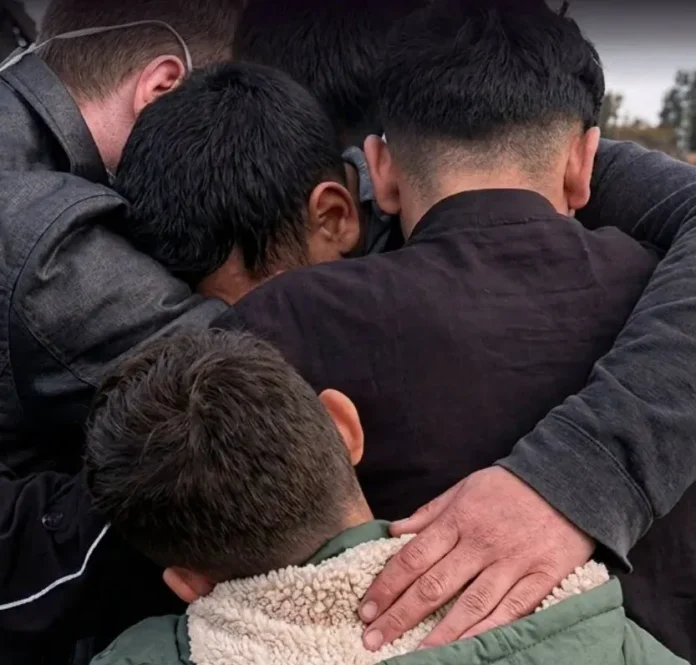 Integrantes de una familia se abrazan entre sí.