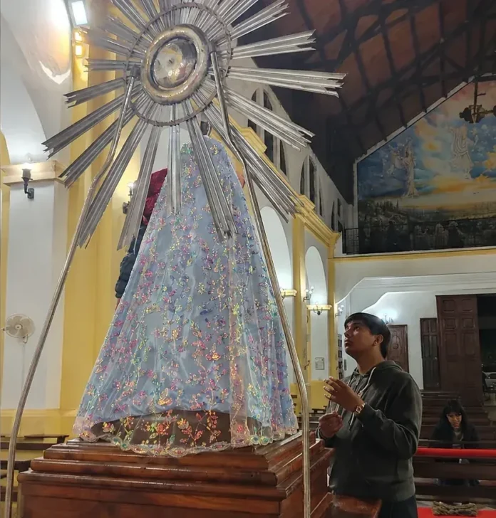 Genaro Toledo elaboró un manto destinado a la Virgen del Milagro.