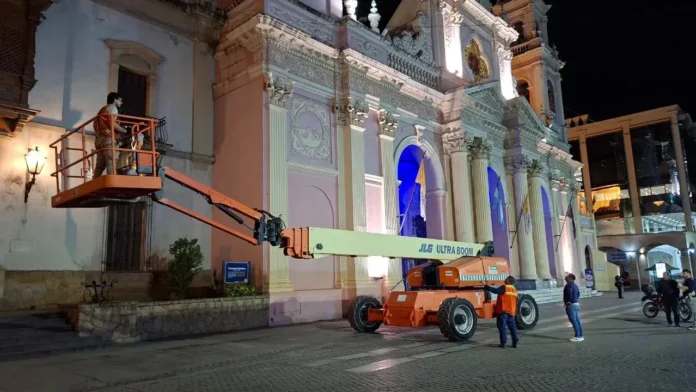 Recambio de iluminación en la Catedral de Salta.