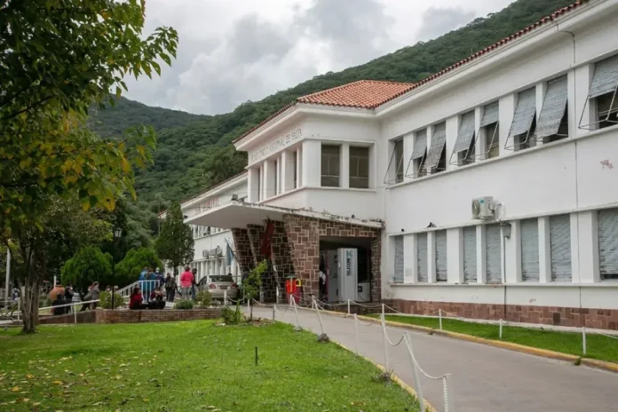 La mujer fue hallada en la vía pública con múltiples lesiones en el cuerpo.