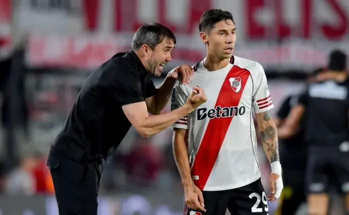 Gonzalo Montiel junto al entrenador de River, Eduardo Coudet.