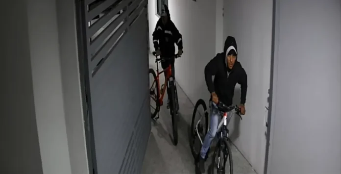 Dos hombres entraron a un edificio cercano a la rotonda de Popeye y sustrajeron dos bicicletas.
