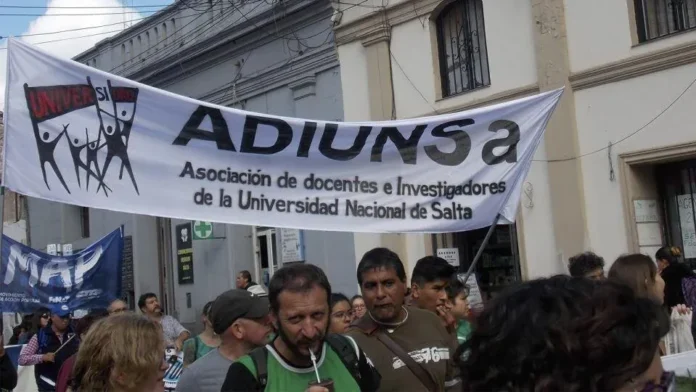 Protesta de integrantes de la comunidad universitaria.