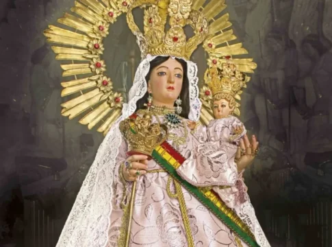 Procesión dedicada a la Virgen de Urkupiña