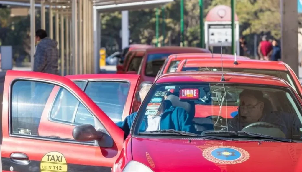 Vehículos de taxi que circulan en la ciudad de Salta.