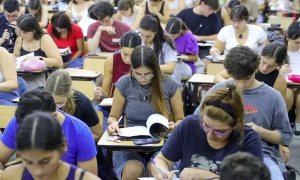 Jóvenes que cursan estudios universitarios.