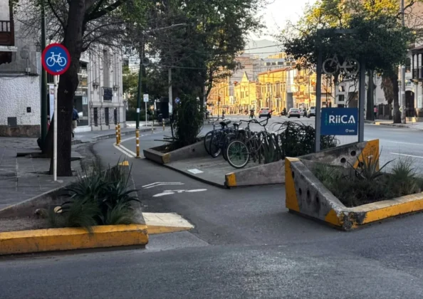 Bicicleteros instalados en la calle Belgrano.