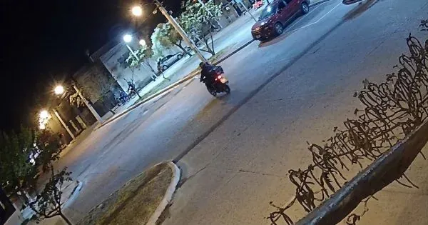Piden identificar una camioneta involucrada en un choque con un motociclista que luego habría escapado.