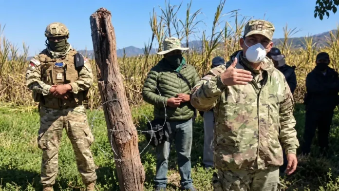 Vecinos denuncian que un ciudadano boliviano bloqueó un camino rural en Salta.