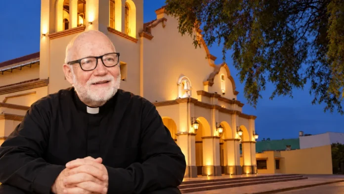 El sacerdote Carlos Castillo.