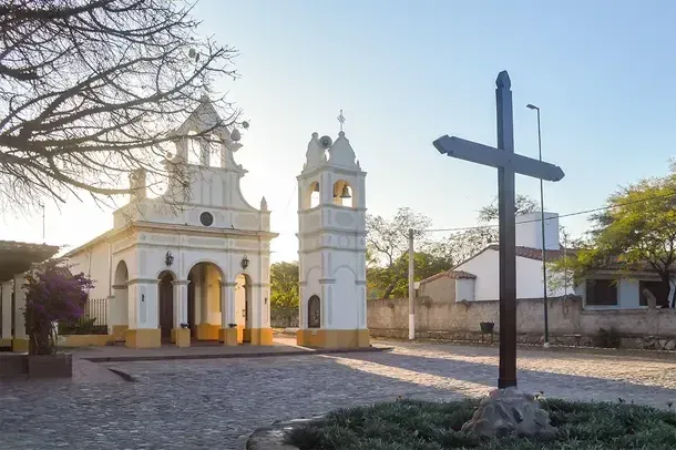Un pueblo sereno, rodeado de aguas calmas, que todavía es poco conocido.