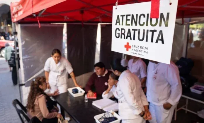 Personal de la Cruz Roja en la ciudad de Salta.