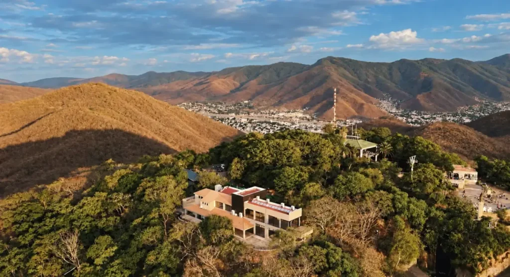 El restaurante El Baqueano en la cima del cerro San Bernardo